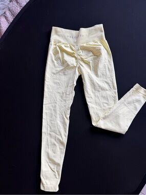 Velocity Light Yellow Scrunch-Back Leggings XS/S